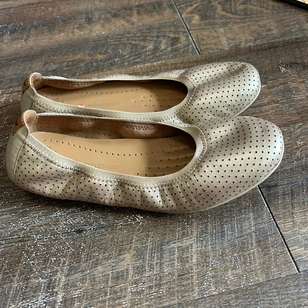 Clarks Artisan Unstructured Metallic Champagne Perforated Ballet Flats 9W